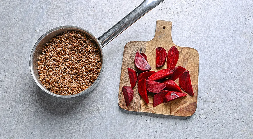 Теплый салат из гречки со свеклой