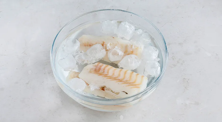 Размораживать рыбу нужно правильно: положите ее в холодную воду с кубиками льда. Так рыба почти не потеряет влагу, которая нужна для сочных котлет