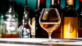 Арманьяк — вкус Гаскони в бокале: чем он отличается от коньяка и как его пить