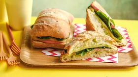 Бутерброд с колбасой