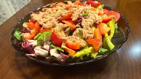 Салат с авокадо и тунцом