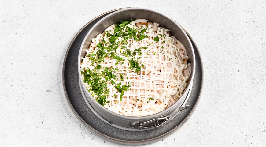 Слоеный салат с копченой курицей и арахисом