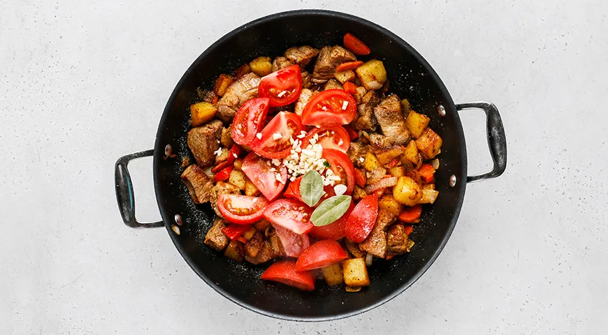 Жаркое по-домашнему из свинины с картошкой в казане