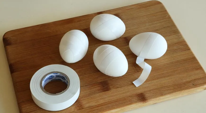 Украшаем яйца при помощи изоленты (шаг 1)
