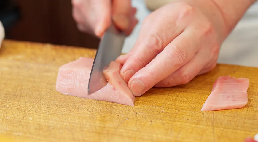 В японской кухне филе меченоса нарезают необычно крупными ломтями для сашими