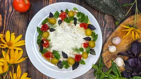 Торт из цукини с помидорами, чесноком и базиликом