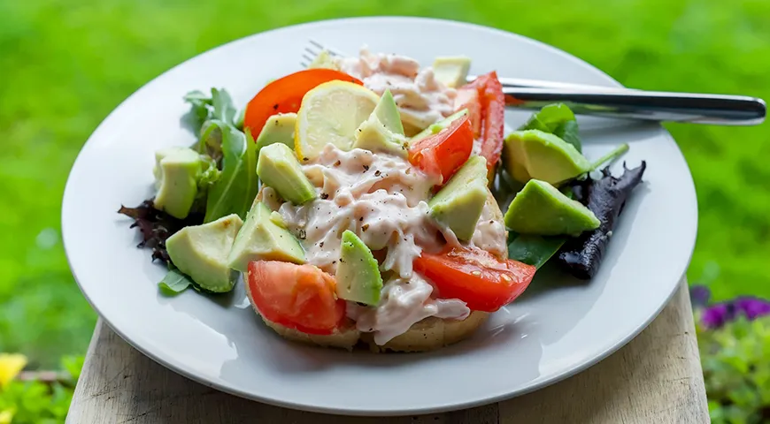 Сэндвич с авокадо, помидорами и сурими