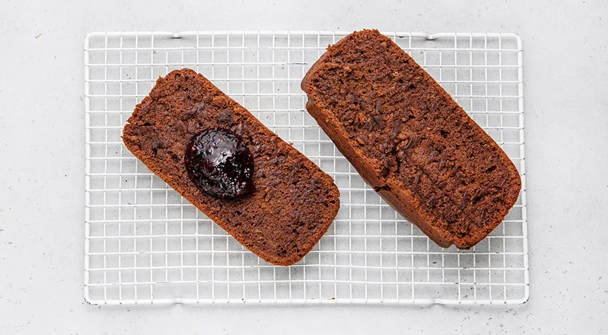 Постная коврижка с вареньем