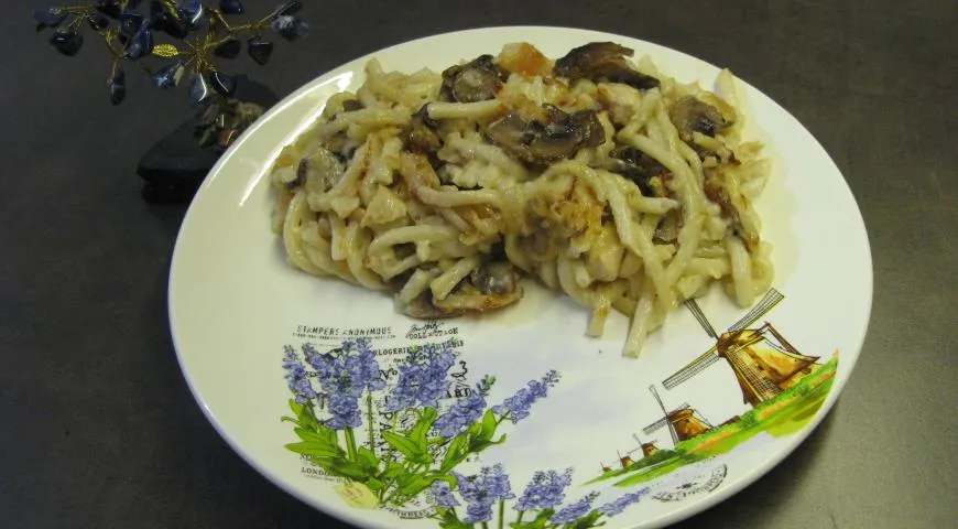 Сливочные спагетти с курицей и грибами