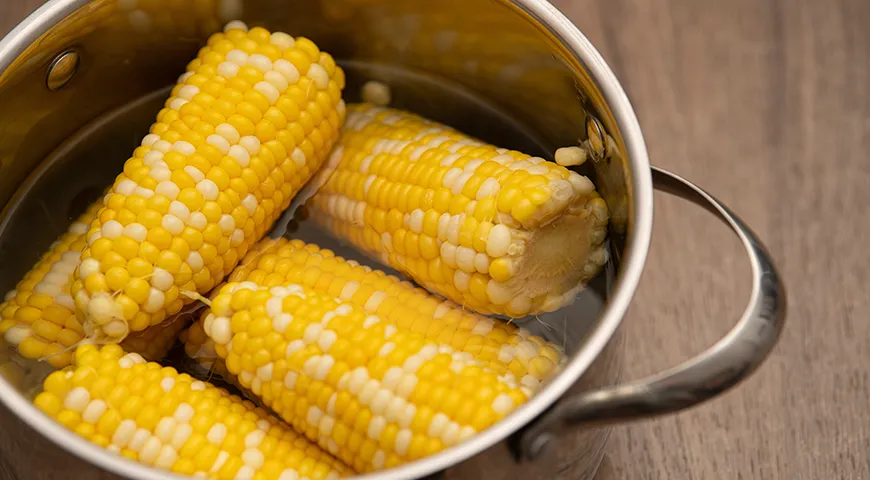 Чтобы кукуруза получилась сочной, замочите початки в холодной воде на час до запекания