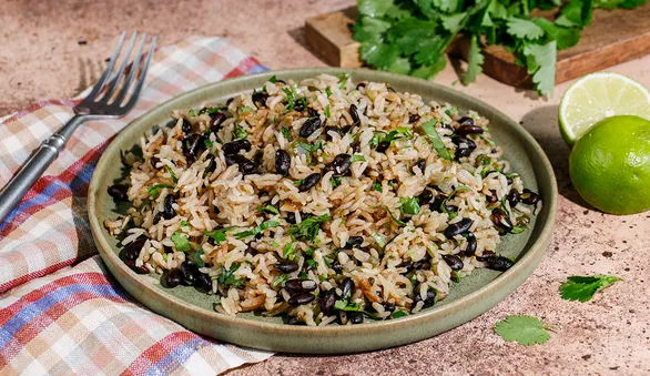 Рис с фасолью на сковороде