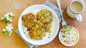 Недорогой вкусный ужин на среду, оладушки из кукурузы и помидорно-шпинатный салат с заправкой карри