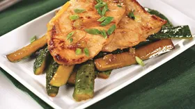 Блюда из мяса, рыбы, овощей и сыра с медом