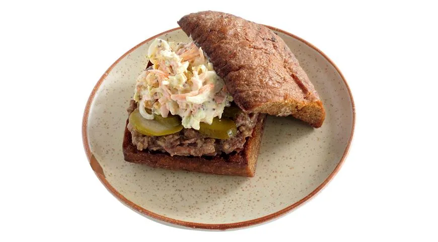 Бутерброд с тушенкой на ржаном хлебе