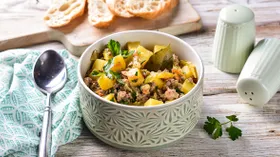 Тушенная картошка с фаршем в мультиварке