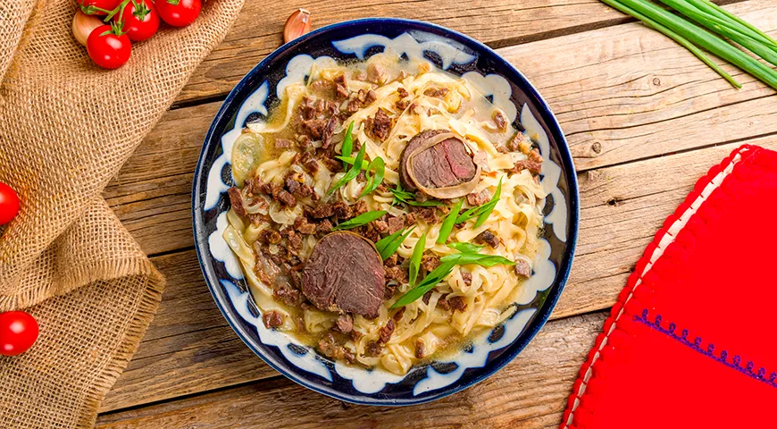 Выигрышно казы смотрится в составе классического блюда азиатской кухни — бешбармак