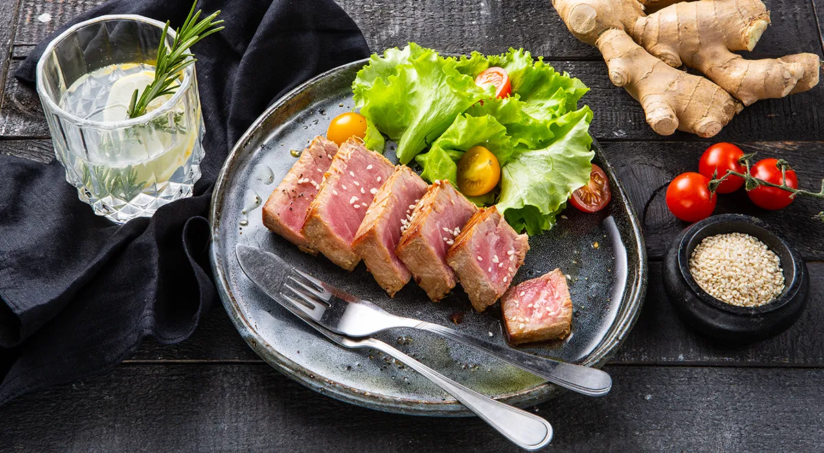 Стейки тунца на сковороде