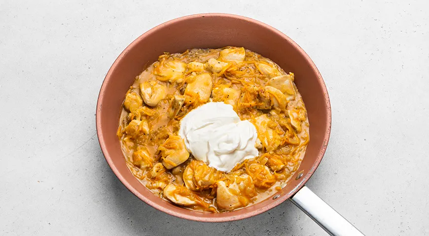 Куриное филе со сметаной и морковкой на сковороде