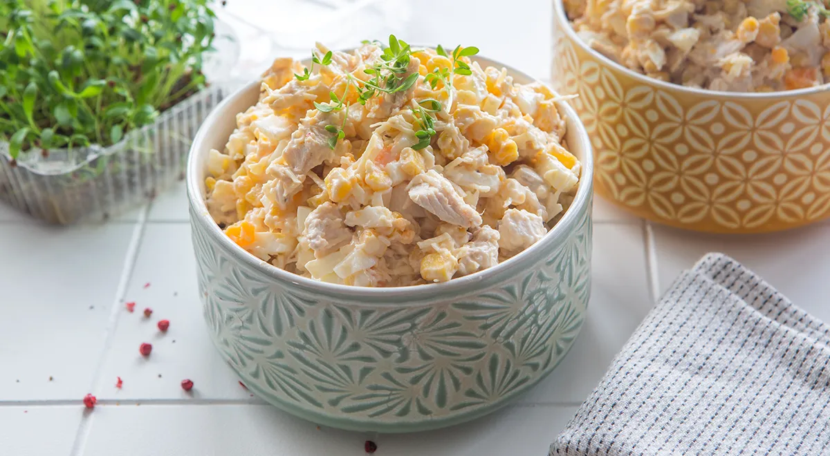 Рецепт салата с отварной курицей, сыром, кукурузой и яйцами