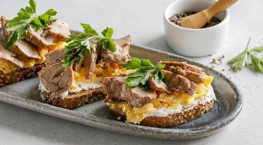 Брускетты с печенью трески и творожным сыром