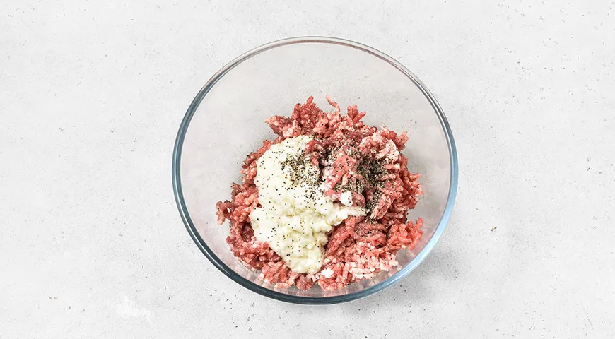 Гречка с котлетами на сковороде