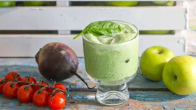 Коктейль с ананасовым соком и шпинатом «Парадайз»