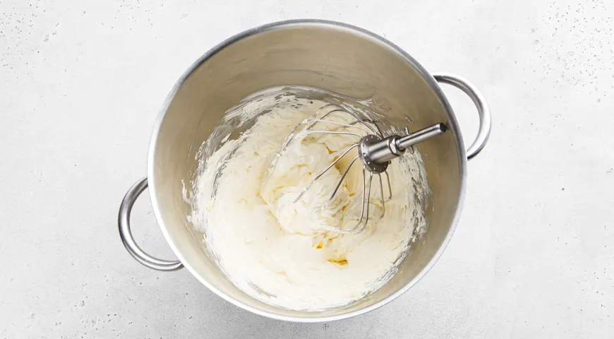 Песочные корзиночки с повидлом и белковым кремом