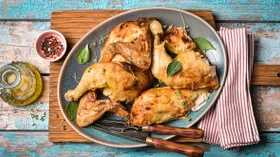 Курица, запеченная на бутылке в духовке