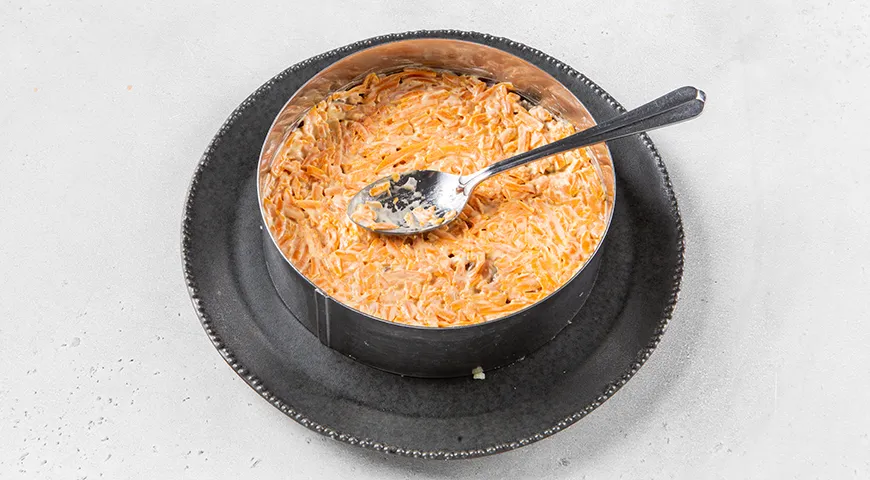 Селедка под шубой с зеленым горошком