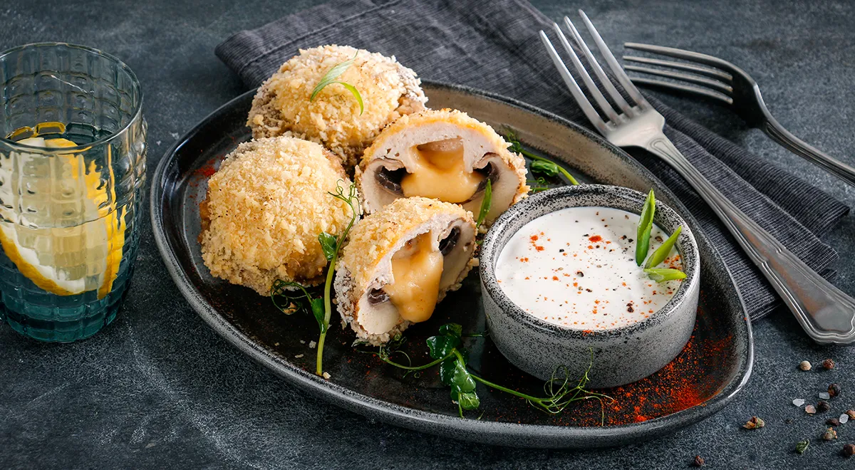 Рецепт фаршированных шампиньонов с куриным фаршем и сыром в панировочных сухарях панко