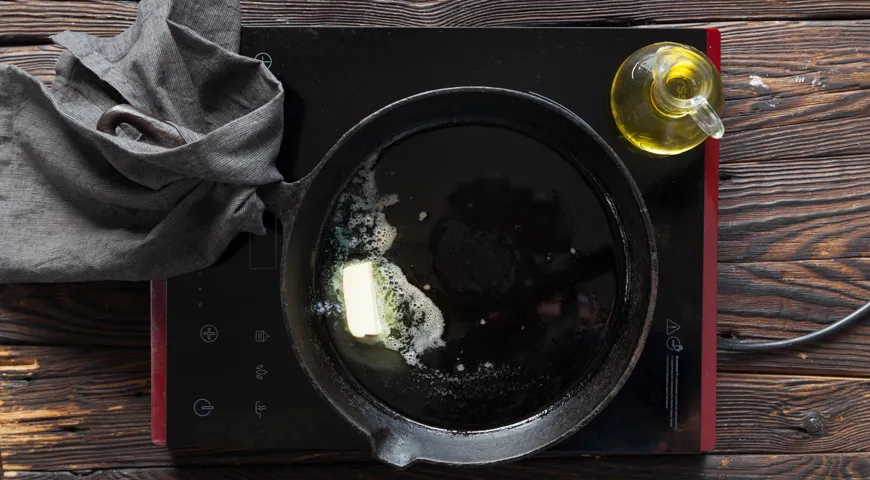 Смешиваем на разогретой сковороде сливочное и растительное масло для жарки картошки