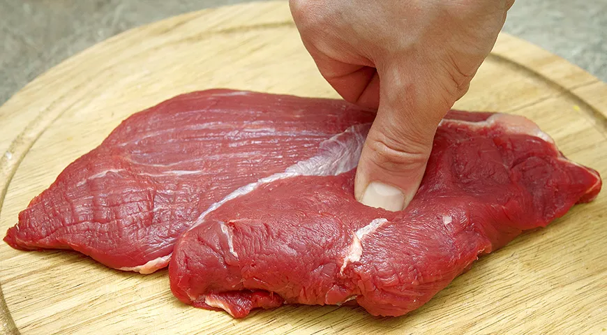 Один из способов проверить свежесть мяса — надавить на него пальцем. На свежем продукте не должно остаться вмятины