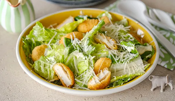 Салат Цезарь с наггетсами