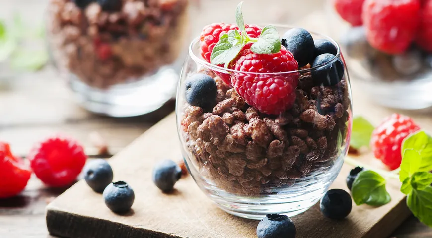 Легкость и отсутствие выраженного послевкусия позволяют использовать воздушный рис чрезвычайно широко — от детских десертов до современных фитнес-смесей.