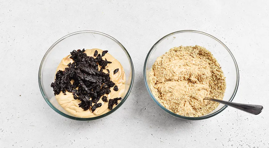 Медовик с черносливом и грецкими орехами