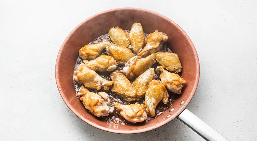 Куриные крылышки в пиве на сковороде