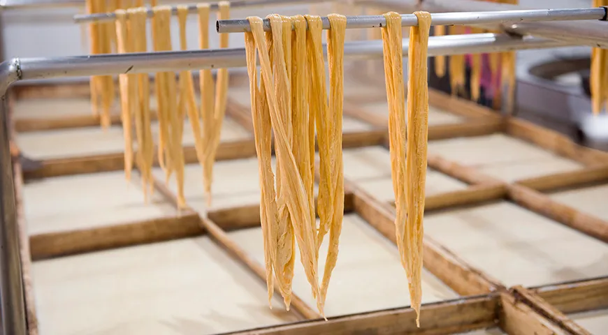 Сухая соевая спаржа образуется из жирной пленки, снятой с кипящего соевого молока, которую затем высушивают