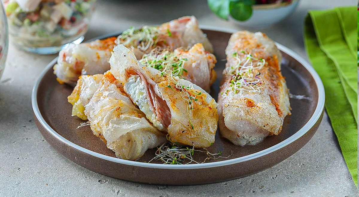 Хрустящие трубочки с колбасой и моцареллой