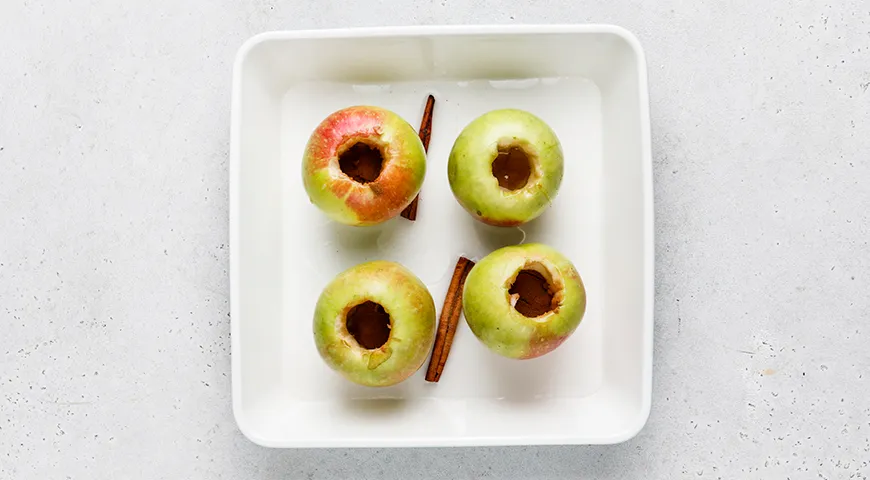 Яблоки с медом в духовке