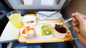 3 лучших перекуса на борту самолета: возьмите их с собой вместо чипсов и сухариков