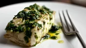 Рыба под сырным соусом со шпинатом