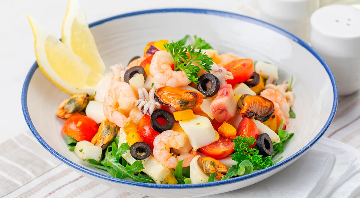 Теплый салат из морепродуктов с песто