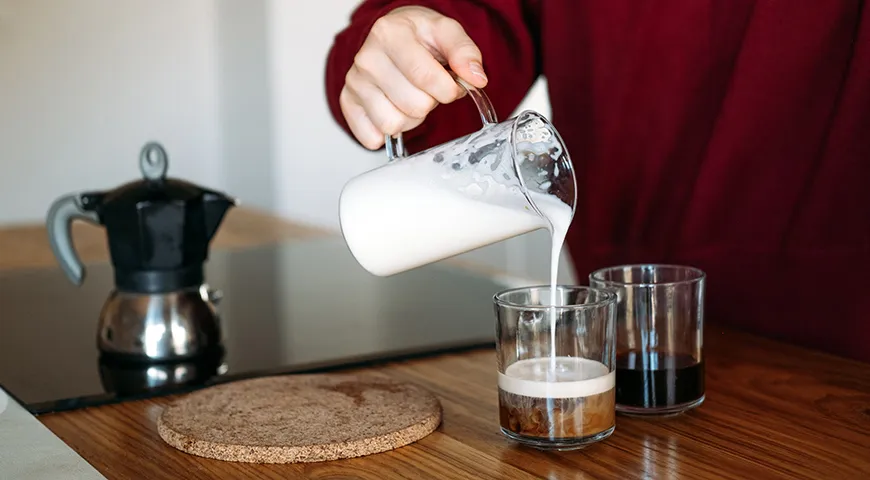 При покупке молока не стоит забывать и про индивидуальные особенности и предпочтения. Лактозная непереносимость, веганский рацион, стремление снизить калорийность — все это влияет на выбор