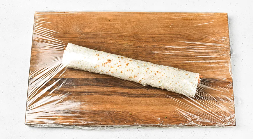 Рулет из лаваша с морковью по-корейски, плавленым сыром и яйцами