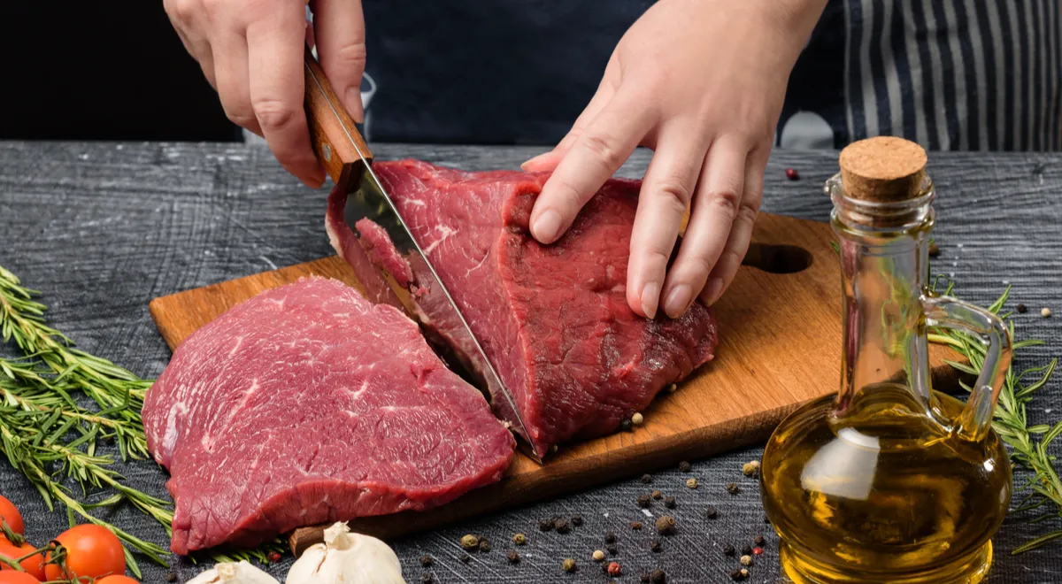 Мясо стоит нарезать против волокон, чтобы оно получилось более мягким
