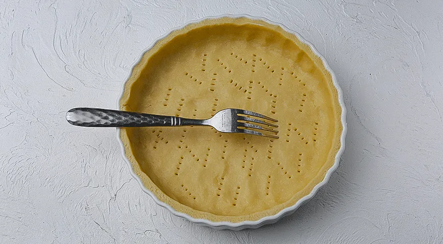 Открытый пирог со сметаной и травами