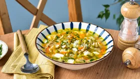Куриный суп с консервированным горошком и яйцом