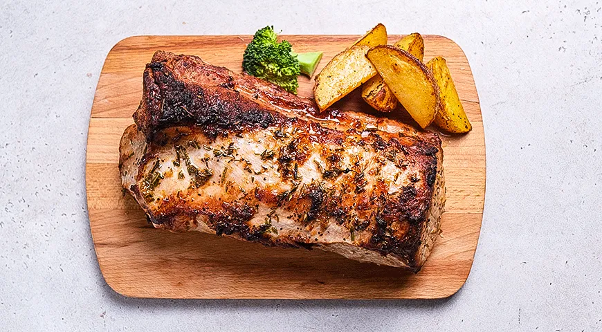 Свиная корейка с лимоном и травами