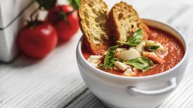 Томатный суп-пюре с протертыми овощами, кальмарами и хрустящей чиабаттой 