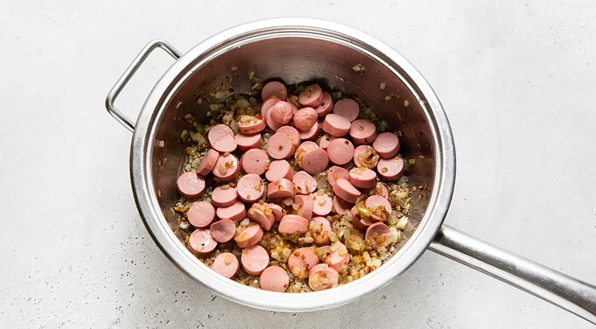 Макароны с сосисками под сливочным соусом